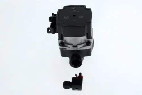 Bosch Pumpe mit einem flachen Gehäuse und einem Anschluss für eine Rohrleitung. An der Seite befindet sich ein kleines Gerät mit einem Einstellknopf.